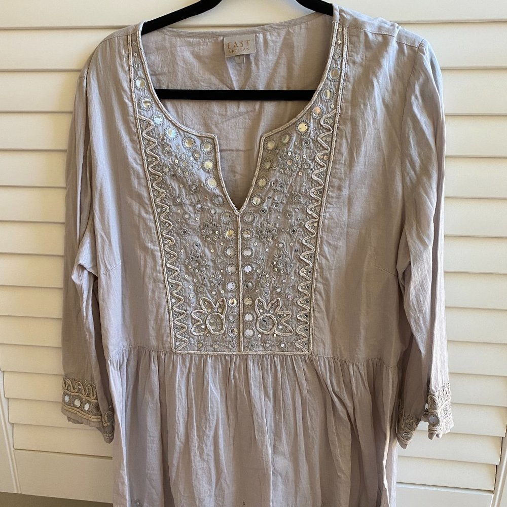 Silver tunic with flared bottom and mirror sequin detailing